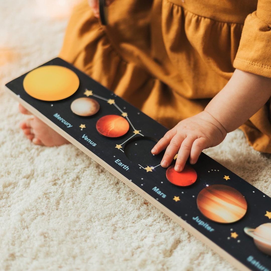Rymdpussel i trä för barn – Pedagogiskt solsystemspussel inspirerat av Montessori