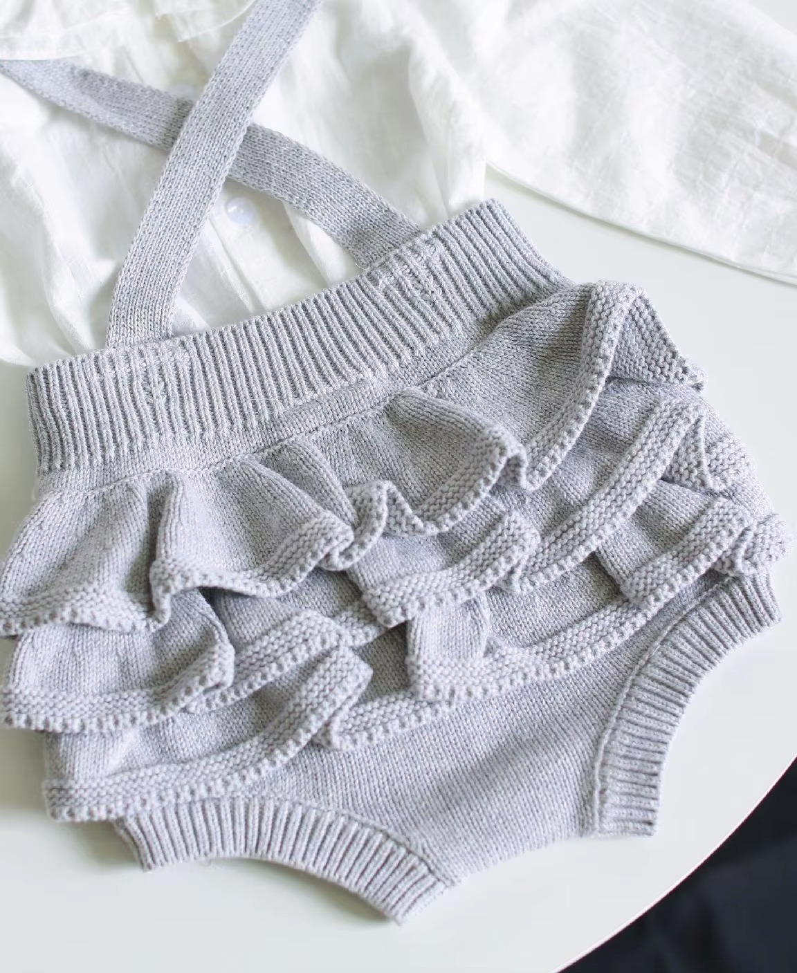 Stickad babybody – Mjuk och bekväm för sommardagar