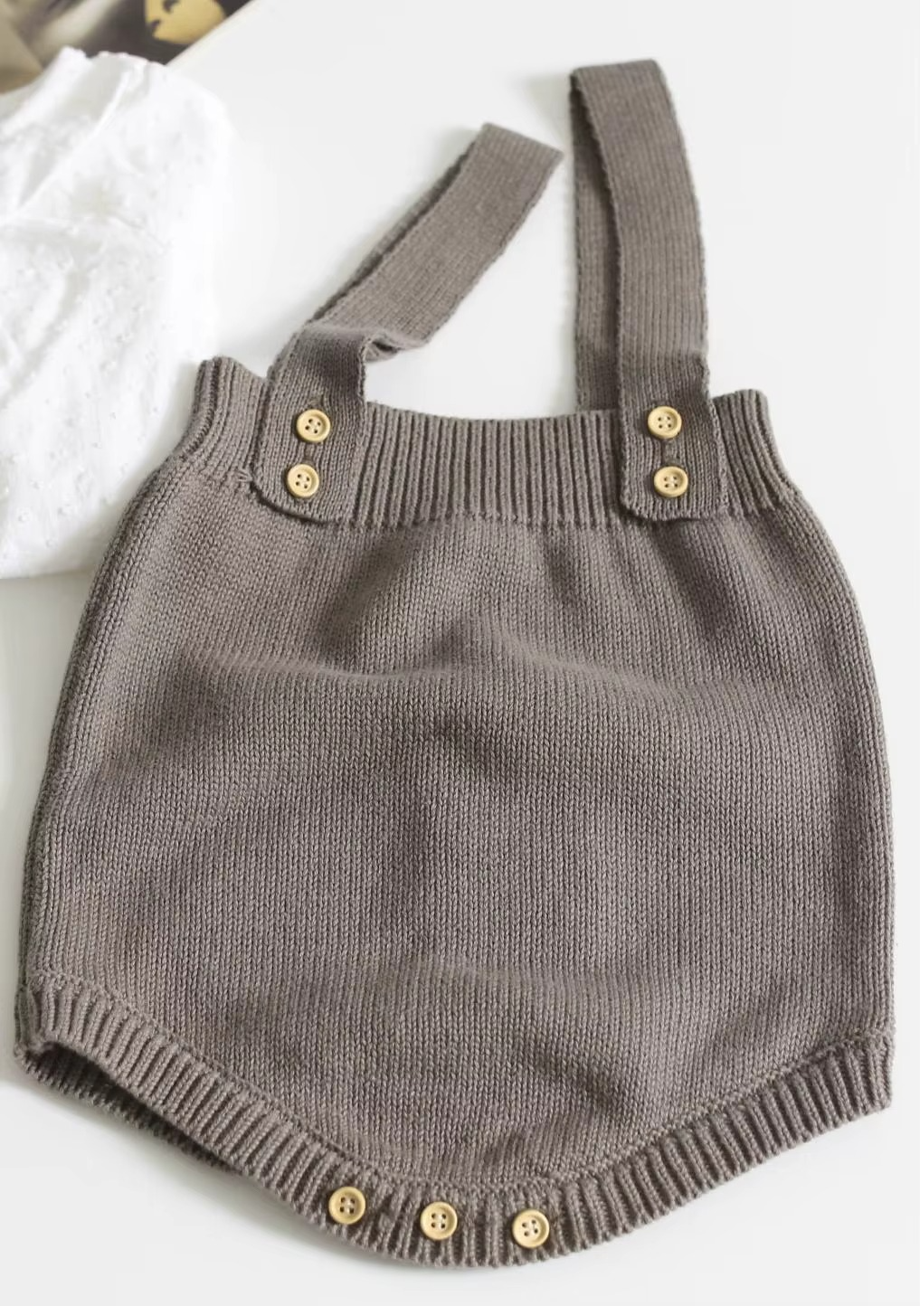 Stickad babybody – Mjuk och bekväm för sommardagar