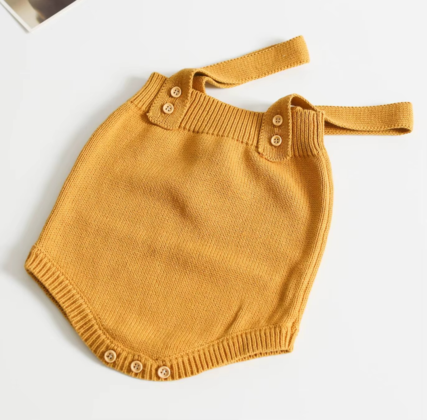 Stickad babybody – Mjuk och bekväm för sommardagar