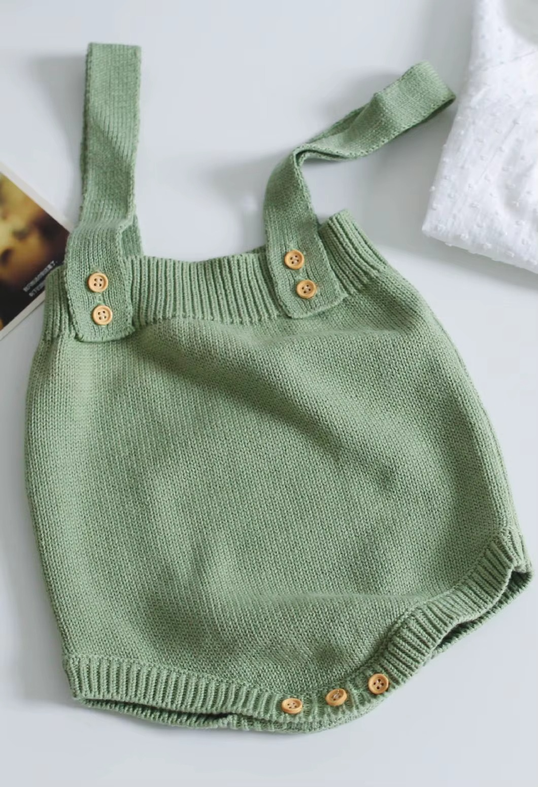 Stickad babybody – Mjuk och bekväm för sommardagar