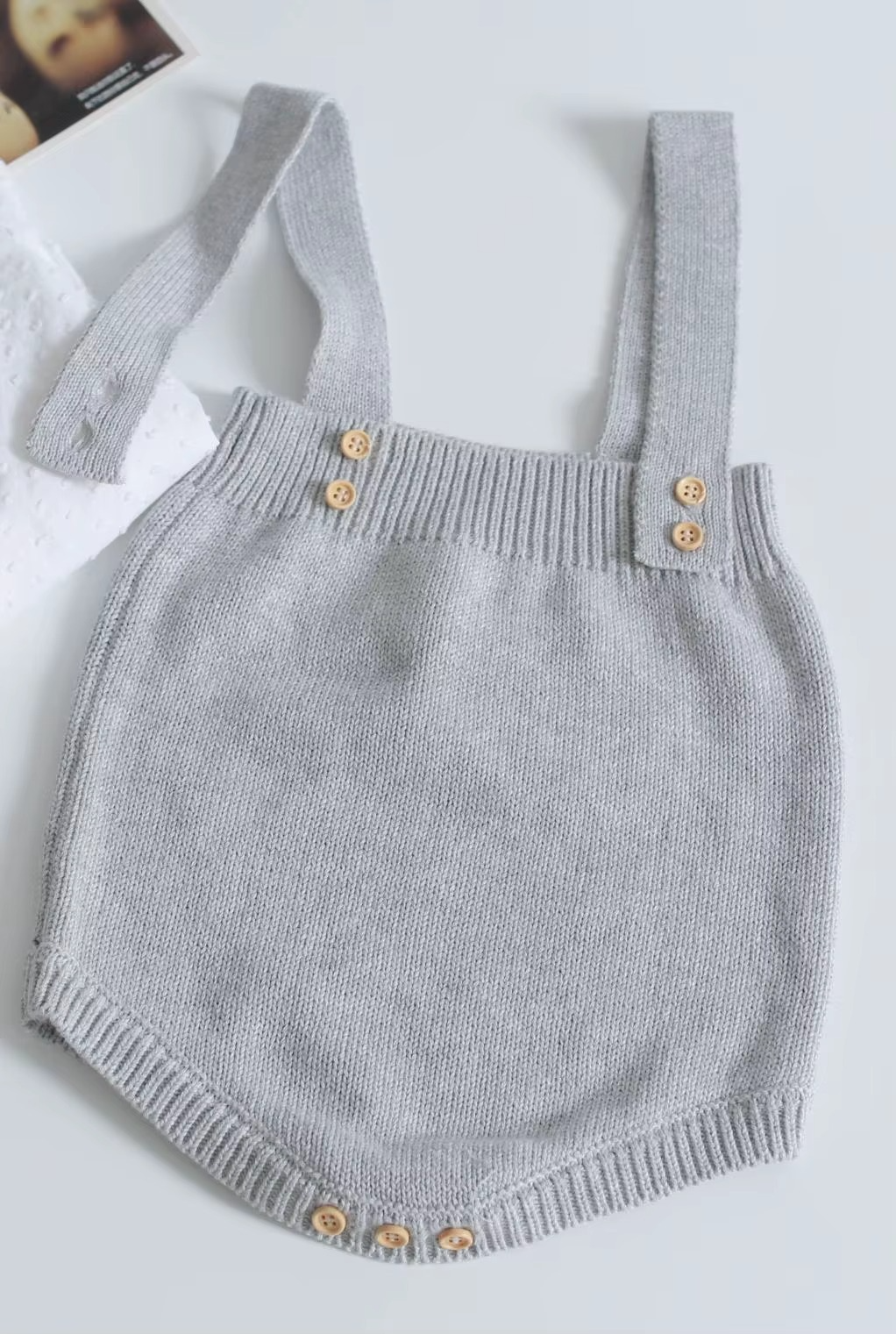 Stickad babybody – Mjuk och bekväm för sommardagar
