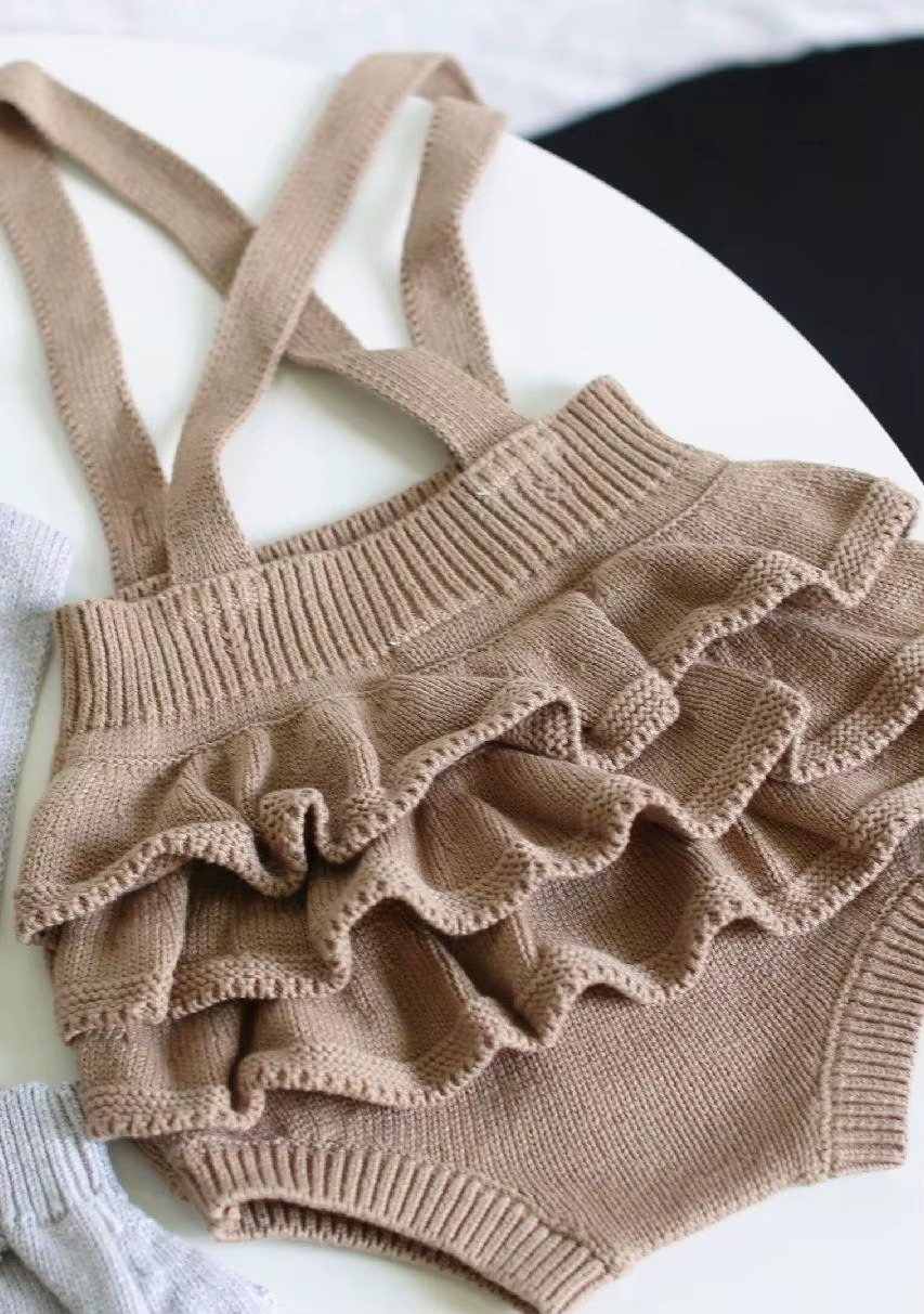 Stickad babybody – Mjuk och bekväm för sommardagar
