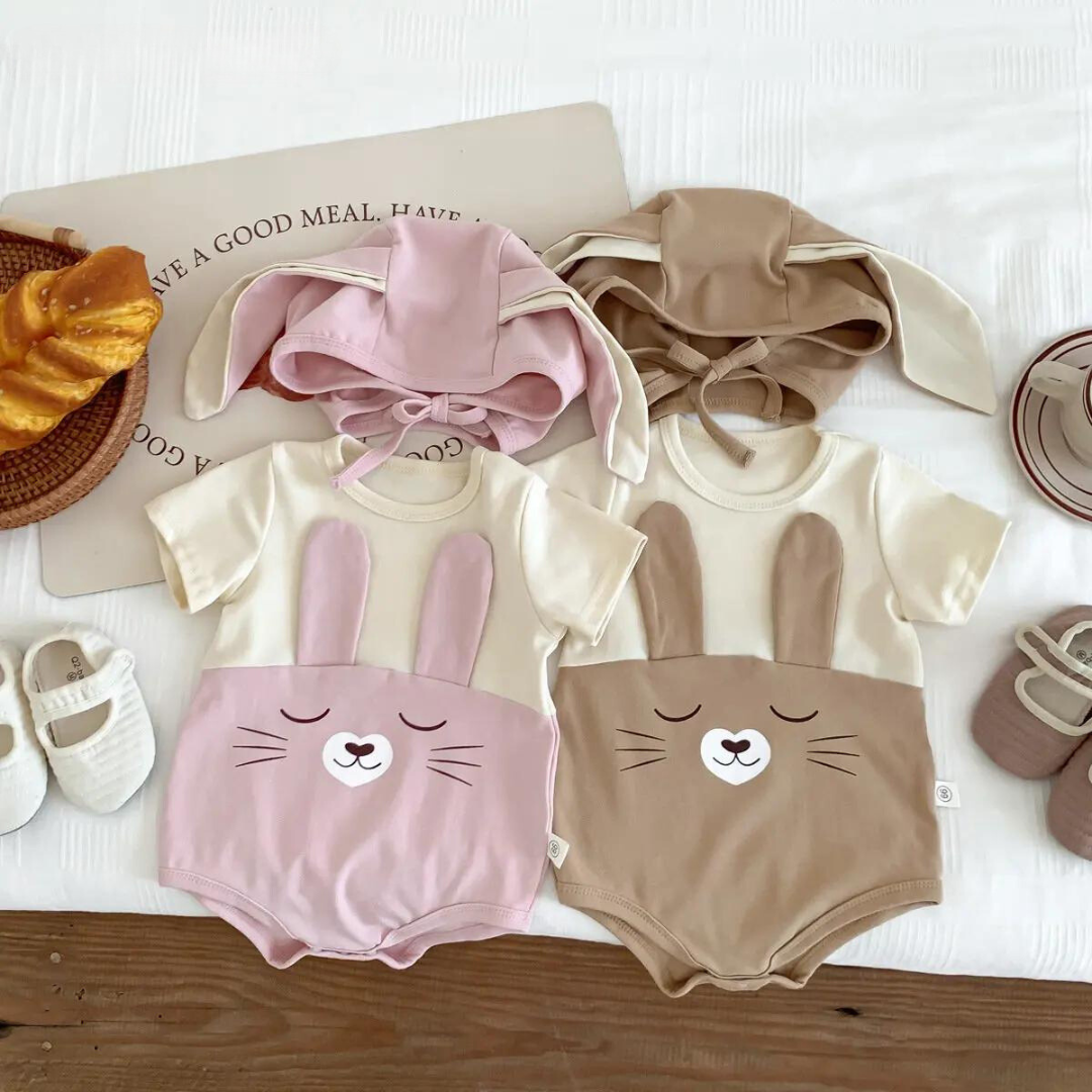 Bekväm bomulls-babysuit med mössa