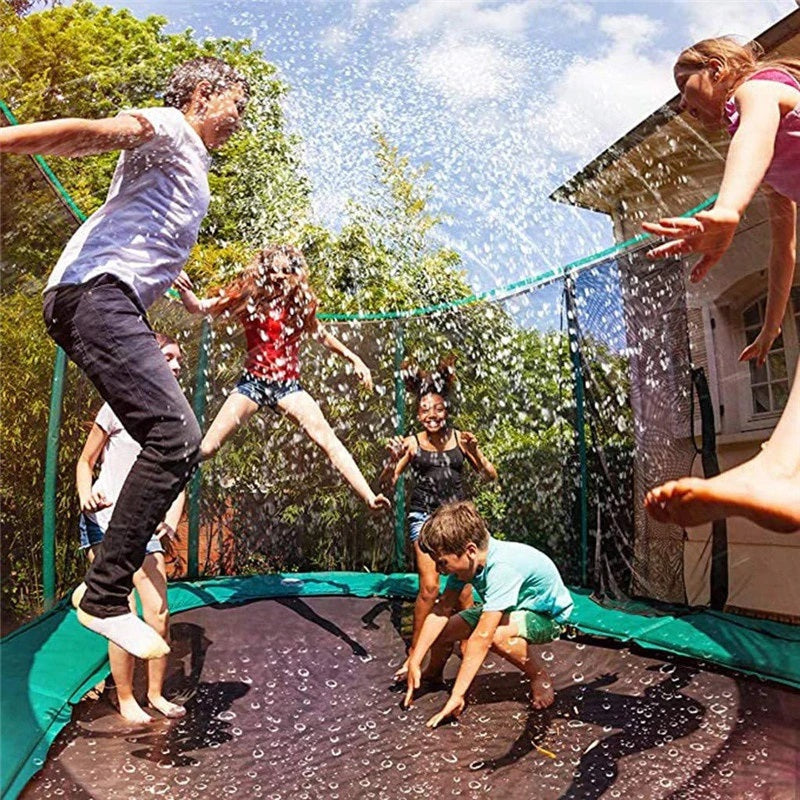 Studsmattesprinkler – svalkande vattendis för lek på studsmattan