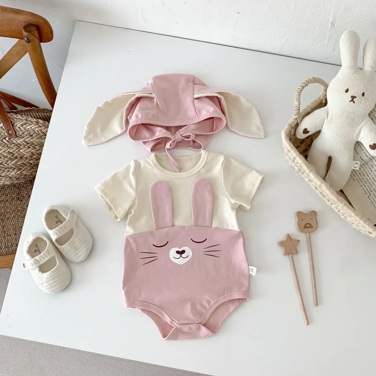 Bekväm bomulls-babysuit med mössa