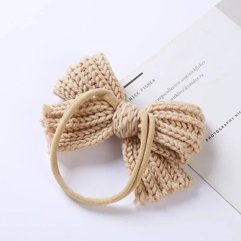 Stickat hårband med rosett – Glansfull och söt accessoar för barn
