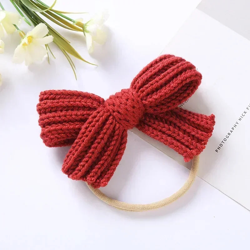 Stickat hårband med rosett – Glansfull och söt accessoar för barn