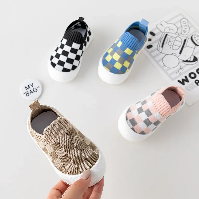 Slip-on barnskor med blockmönster