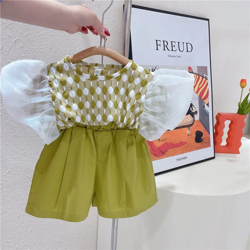 Flickset med puffärmstopp och shorts – trendigt sommarset för skola och lek