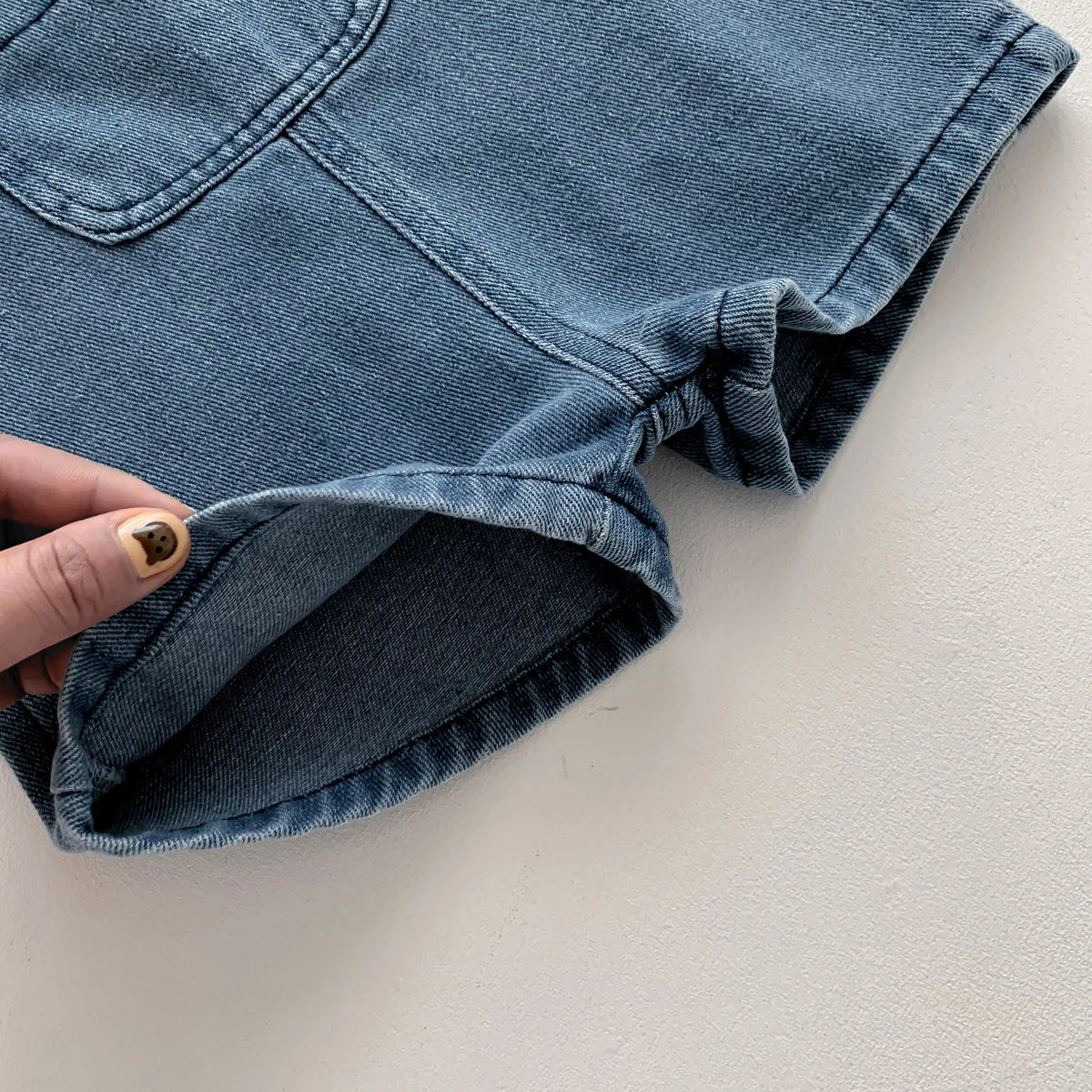 Klädset i denim för pojkar – t-shirt och hängselbyxor