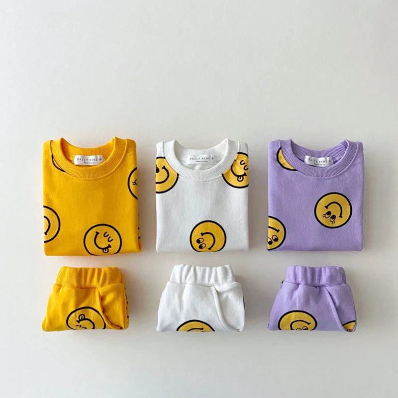 Smiley-outfit för barn – Stilrent och bekvämt set med t-shirt och byxor