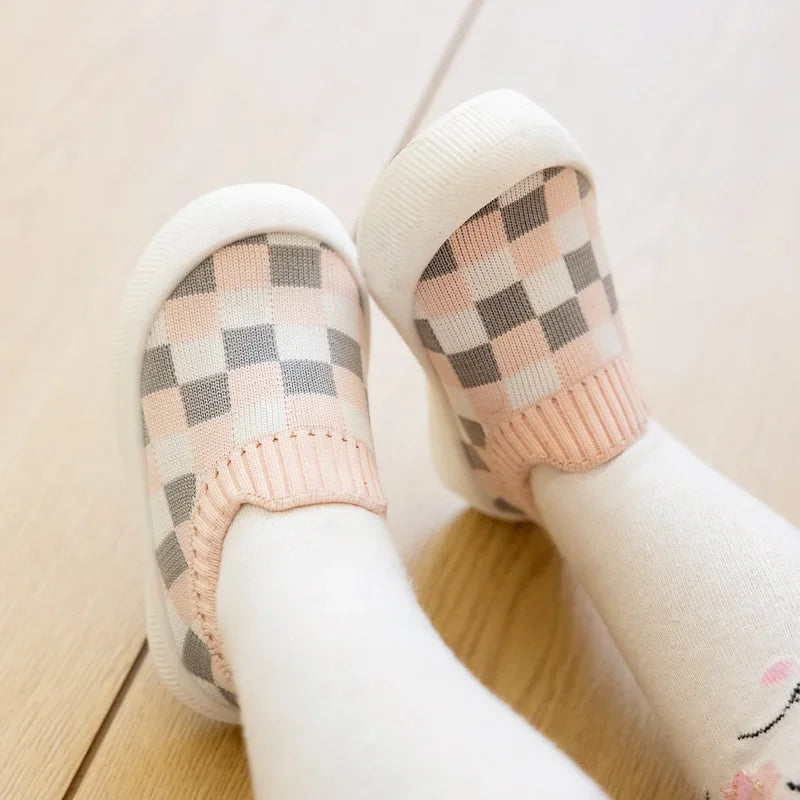 Slip-on barnskor med blockmönster