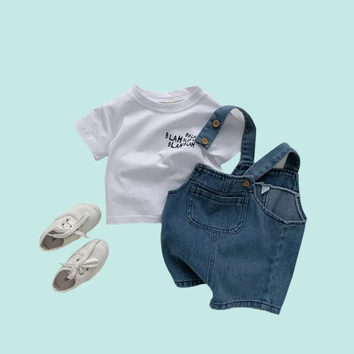Klädset i denim för pojkar – t-shirt och hängselbyxor