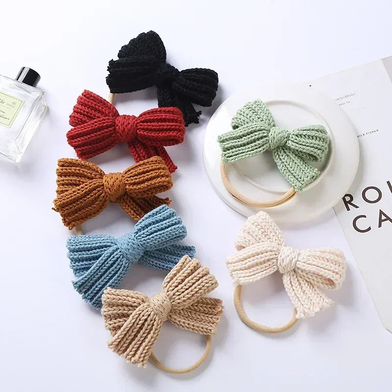 Stickat hårband med rosett – Glansfull och söt accessoar för barn