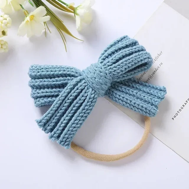 Stickat hårband med rosett – Glansfull och söt accessoar för barn