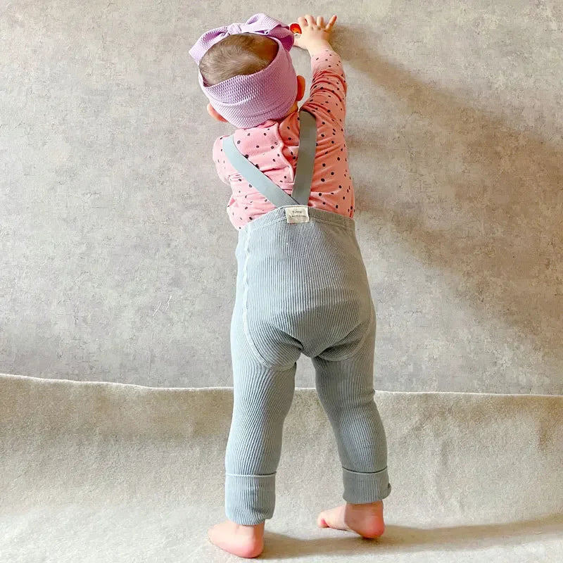 Mjuka barnleggings med hängslen – Sköna och praktiska