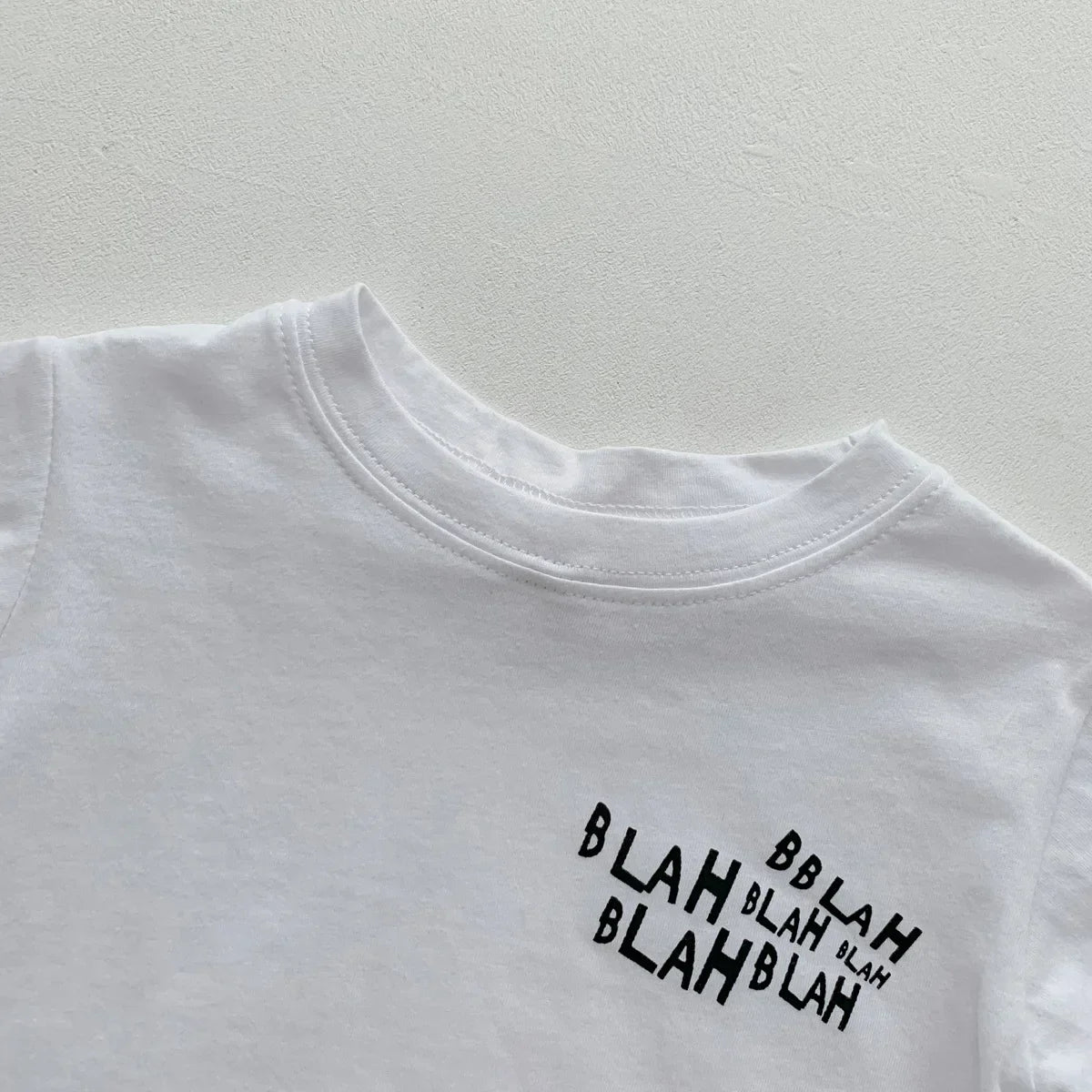 Klädset i denim för pojkar – t-shirt och hängselbyxor