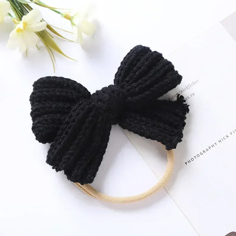 Stickat hårband med rosett – Glansfull och söt accessoar för barn