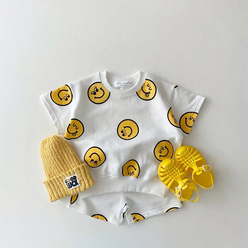 Smiley-outfit för barn – Stilrent och bekvämt set med t-shirt och byxor