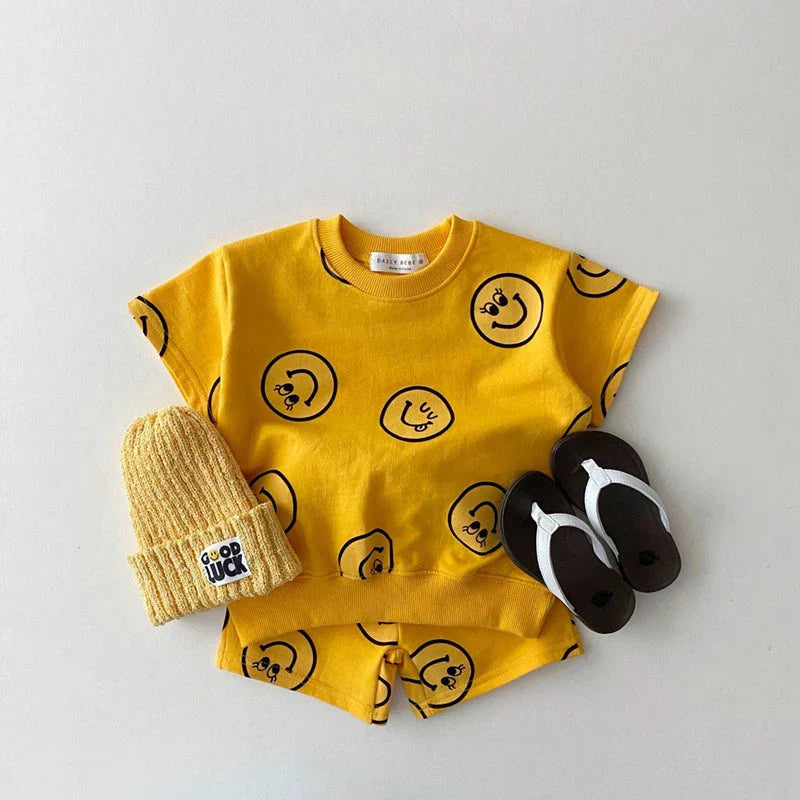 Smiley-outfit för barn – Stilrent och bekvämt set med t-shirt och byxor