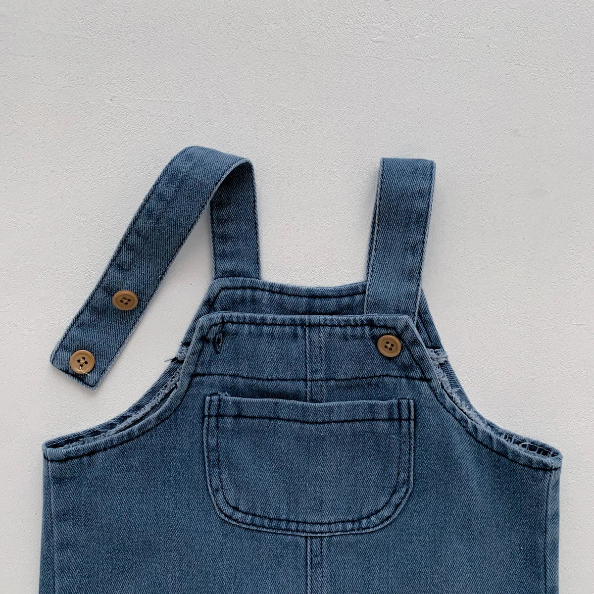 Klädset i denim för pojkar – t-shirt och hängselbyxor