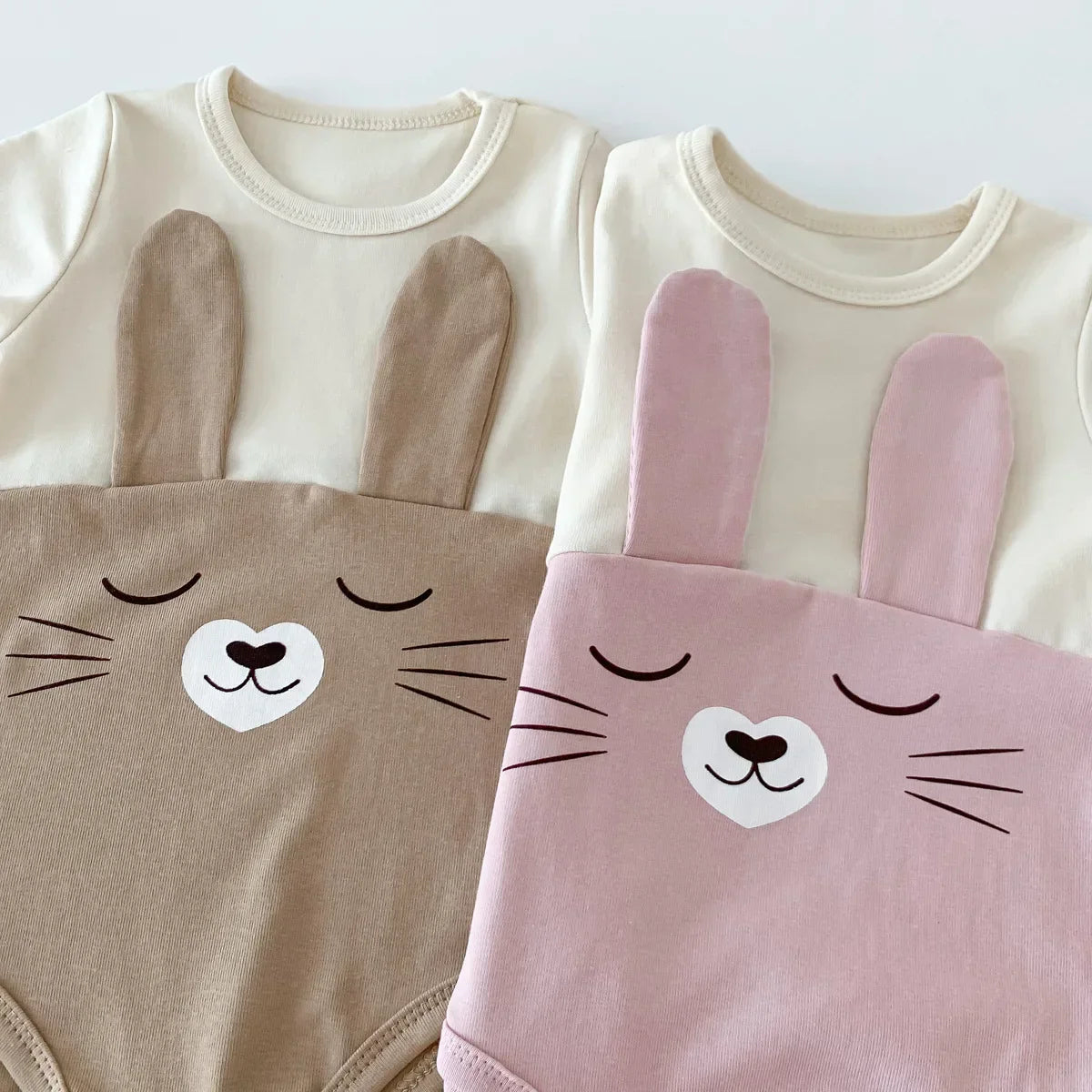 Bekväm bomulls-babysuit med mössa