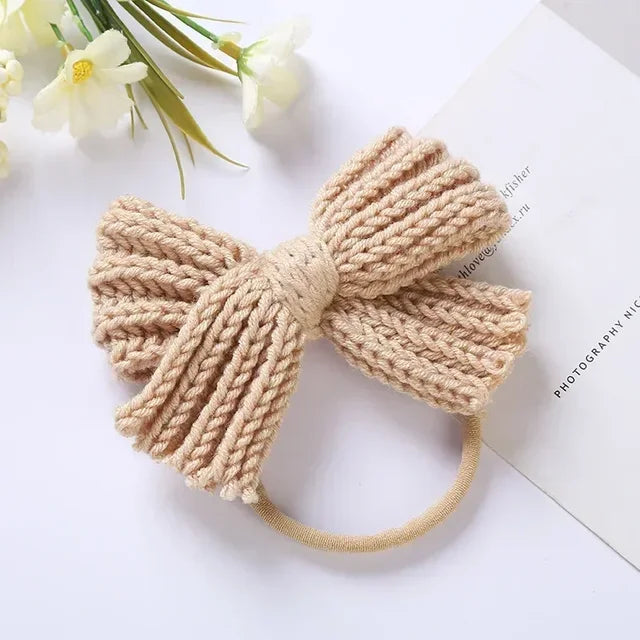 Stickat hårband med rosett – Glansfull och söt accessoar för barn