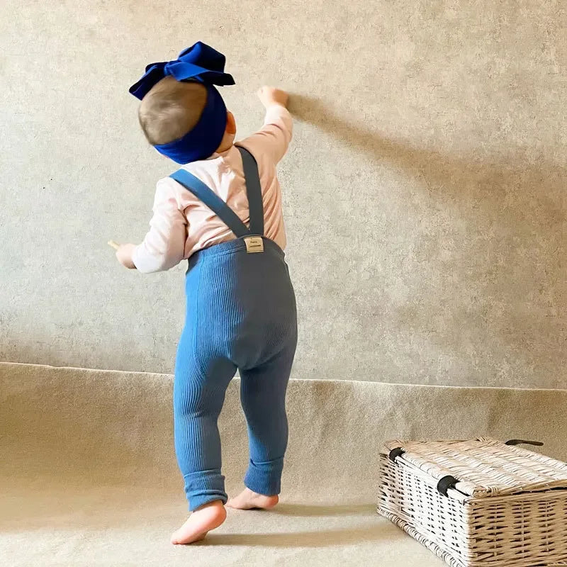 Mjuka barnleggings med hängslen – Sköna och praktiska