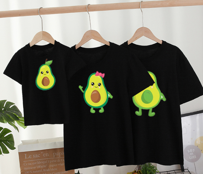 Matchande avokado T-shirt för familjen – mjuk bomull, svart