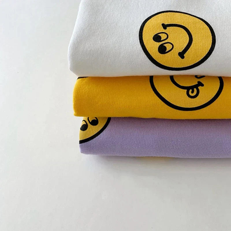 Smiley-outfit för barn – Stilrent och bekvämt set med t-shirt och byxor