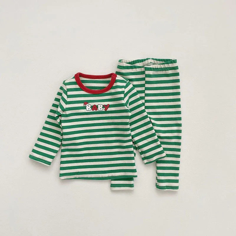 Julpyjamas för bebis – Bekväm och varm med randigt mönster