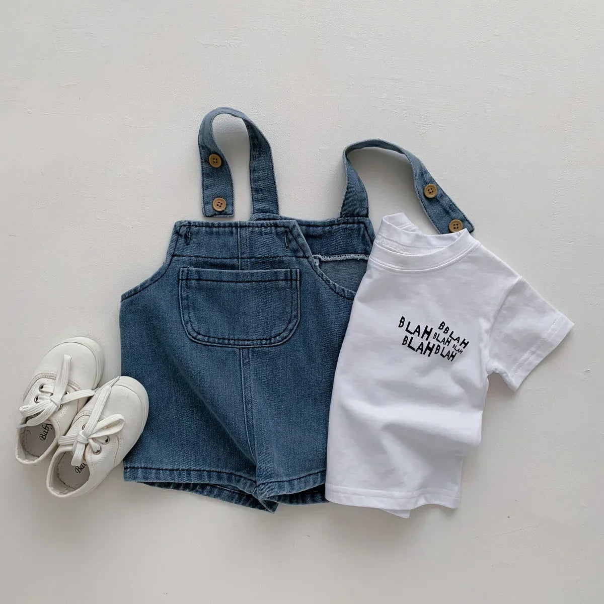 Klädset i denim för pojkar – t-shirt och hängselbyxor