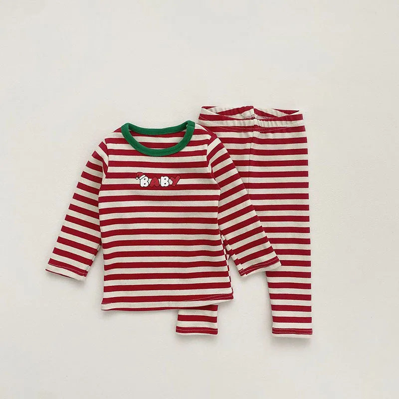 Julpyjamas för bebis – Bekväm och varm med randigt mönster